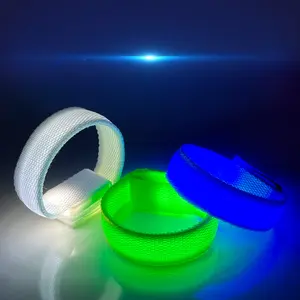 Favores Do Partido Três Modos Brilhantes Mudança De Cor Confortável Vestindo LOGO Personalizado LED Pulseira Levou Luz Para Festa À Noite