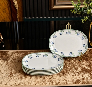 Juego de 2 tazones hondos de cerámica con diseño de frutas azules y blancas para servir comida, ensalada y más. - Product Image 2