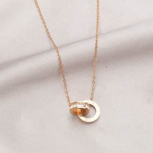 Collana Classica e Trendy con Doppio Cerchio Placcato Oro Vero e Diamanti, Pendente con Anelli Intrecciati in Acciaio al Titanio con Numeri Romani - Product Image 5