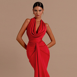 Robe de soirée élégante rouge en satin, coupe fourreau, longueur ras du sol, col bénitier, avec détails drapés, ajustée, sans manches, taille naturelle - Product Image 5
