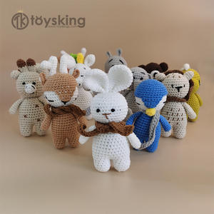 Coffret cadeau pour bébé sur le thème de la licorne : Porte-sucette en bois et jouet en peluche au crochet pour nouveau-né - Product Image 2