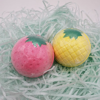 Bombes de bain mignonnes en forme de fruits, amusantes, avec logo personnalisé OEM, biologiques, relaxantes, parfumées naturellement à la pastèque, à l'ananas, à la fraise, pour la maison