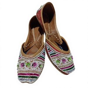 Precio al por mayor BS INTERNATIONAL Zapatos de niña estilo indio de cuero genuino con bordado tradicional, a la moda - Product Image 4