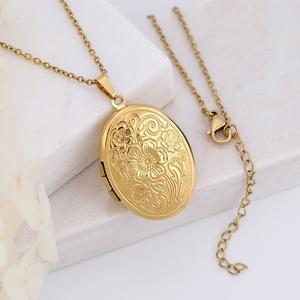 Collana con ciondolo a specchio con gioiello personalizzato con motivo floreale in acciaio inossidabile collana con medaglione fotografico ovale <span class=keywords><strong>per</strong></span> <span class=keywords><strong>regalo</strong></span> di <span class=keywords><strong>coppia</strong></span> di famiglia - Product Image 1