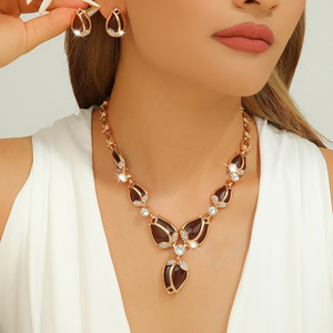 European and American Light Luxury Vintage Necklace Earrings Set Women's Golden Diamond Crystal Leaf Pendant Fashion Bridal - Product Image 2