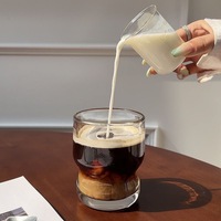 Gobelet en verre avec une esthétique Instagram-worthy, haute valeur esthétique, adapté à l'utilisation à domicile par les filles comme gobelet à eau ou à boisson