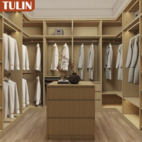 Système de dressing en L en bois coloré, avec penderie, coiffeuse et rangement pour vêtements