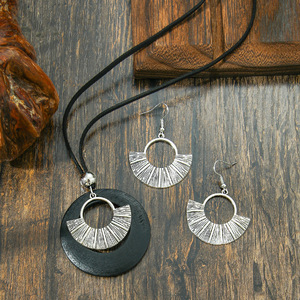 Collier pendentif géométrique avec anneaux plaqués argent antique et base en bois, bijoux de mode pour femmes - Product Image 3