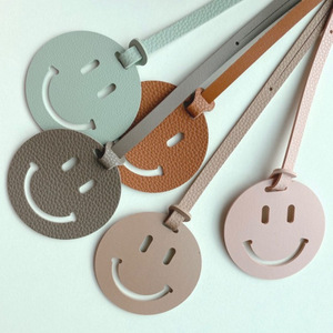 Breloque de sac en cuir PU de style japonais et coréen, pendentif clé créatif avec visage souriant, pour sac fourre-tout, sac en toile, ou étiquette de bagage. - Product Image 3