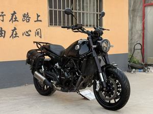 Moto rétro vintage d'occasion Benelli pour le voyage et le sport – Moto élégante et stylée 500, style luxueux, design raffiné - Product Image 5