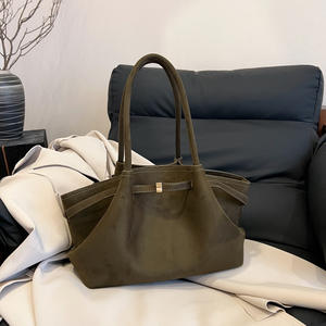 Sac à main tendance pour femme en PU souple 2025, capacité de 1 à 1,9 L, fermeture éclair, imperméable, sac fourre-tout simple, bandoulière chaîne - Product Image 6