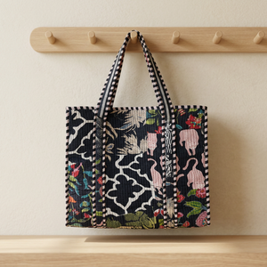 Bolso tote de algodón acolchado con estampado floral y diseño de tela acolchada con patrón bordado decorativo para compras y uso diario. - Product Image 1