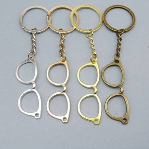 Accessoires de mode en zinc légers en gros : montures de lunettes, porte-clés, pendentifs, décorations pour sacs et bracelets - Product Image 1