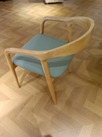 Fauteuil moderne de style nordique avec cadre en bois de frêne blanc et coussin en cuir souple, mobilier de salon écologique