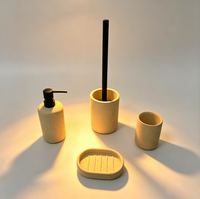 Ensemble d'accessoires de salle de bain effet travertin beige en gros : distributeur de savon, porte-brosse WC, gobelet et porte-savon pour la maison