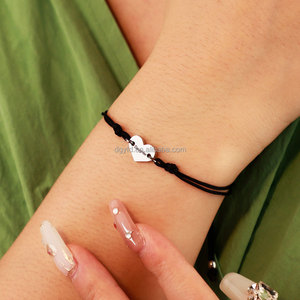 Bracciale personalizzato con disco a cuore inciso per madre e figlia gioielli in acciaio inossidabile per mamma e figlia braccialetti per auguri di amicizia - Product Image 4