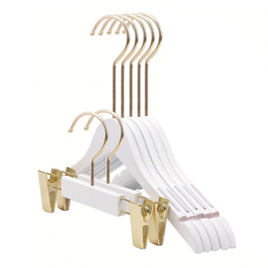 Pendentif <span class=keywords><strong>en</strong></span> <span class=keywords><strong>bois</strong></span> blanc pour vêtements, offre spéciale, haute qualité, logo bébé or, cintre <span class=keywords><strong>en</strong></span> <span class=keywords><strong>bois</strong></span> personnalisé - Product Image 1