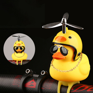 Mini Patito de Goma Amarillo Adorable al por Mayor con Casco de Libélula de Bambú - Product Image 4