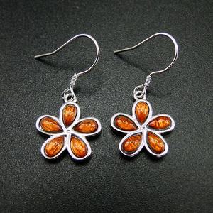 ต่างหูเงินแท้ 925 ลายดอกไม้พลูเมเรียไม้โคอา ชุบโรเดียม สำหรับงานปาร์ตี้และของขวัญ ได้รับการรับรอง เหมาะสำหรับทุกเพศ - Product Image 3