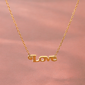 Collier en acier inoxydable plaqué or avec pendentif délicat en forme de mot LOVE, chaîne à maillons, couleur durable, pour couple, rendez-vous galants ou ornements de fête - Product Image 4