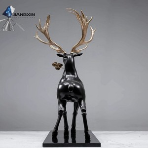 تمثال الأيل ذو القرنين الذهبي-تمثال فاخر من الألياف الزجاجية السوداء مع قرون مذهبة وبزخارف للوجه - Product Image 5