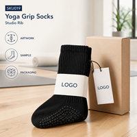 Chaussettes de yoga Studio Grip Flexibles à côtes noires, avec talon antidérapant, couverture directionnelle, construction à bout plat et maille respirante