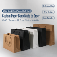 Sac cadeau en papier recyclé écologique beige crème avec logo personnalisé, poignée en ruban noir, emballage minimaliste haut de gamme pour vêtements et chaussures
