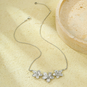 Collana da Donna alla Moda con Ciondolo a Fiore Plissettato - Elegante Catena in Metallo - Collana in Acciaio Inossidabile - Vendita all'Ingrosso di Fabbrica - Product Image 5