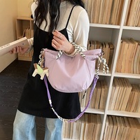 Tas Selempang Nylon dengan Tali Warna-warni dan Gantungan Kuda, Tas Kasual untuk Wanita