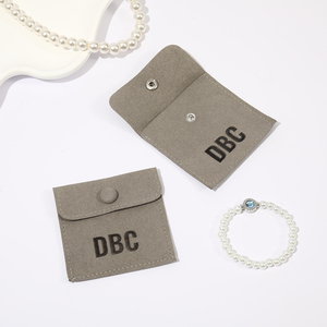 Pochette à bijoux personnalisée en microfibre grise avec bouton-pression, sac enveloppe doux pour bracelets, boucles d'oreilles et colliers - Product Image 4