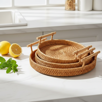 Grote capaciteit handgemaakte rieten dienblad met gevlochten design en handvatten, voor ontbijt, fruit, brood, etc. voor thuisgebruik.