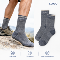 Chaussettes en fibre écologique recyclée gris anthracite pour le sport, avec logo sur le revers, texture naturelle, ajustement parfait, production en vrac, évaluation des illustrations, classification des tailles