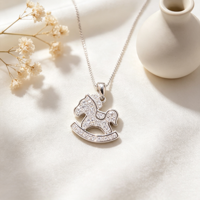 Collier Pendentif Exquis et Tendance pour Femme en Alliage de Cuivre, Design Cheval de Troie Micro-Incrusté de Zircons Transparents, Idéal au Quotidien