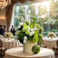 Hohes Kristallglas-Hochzeits-Tischgesteck mit Rosen-Blumenarrangement und Kerzenhalter-Set für Hochzeitsbankett-Empfangstisch-Dekoration