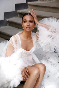 Lujoso Bata de Novia Transparente con Mangas Largas, Cola y Volantes de Tul - Product Image 4