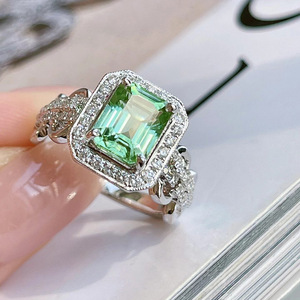 Anello Vintage di Lusso Rettangolare per Donne, Gioiello Audace da Indossare all'Indice - Product Image 2