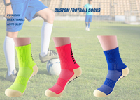 Un Ensemble de Chaussettes Antidérapantes Personnalisées à Logo et Manches de Compression Colorées, Rembourrées pour Football