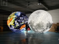Globe terrestre et lunaire géant gonflable lumineux à LED personnalisé de 4 m pour événements sur le thème de l'espace et musées
