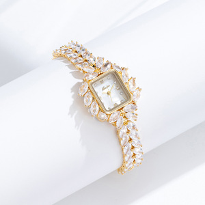Montre-bracelet de luxe pour femme, entièrement sertie de cristaux, bracelet diamanté, cadran en verre, bracelet en alliage avec boucle, cadeau tendance pour femme - Product Image 1