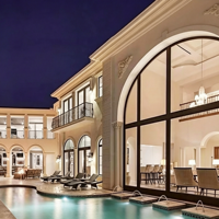 Fenêtre en aluminium de style français pour villa moderne, avec grille anti-ouragan et grands vitrages pour maison