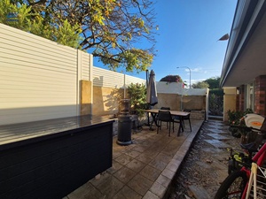 Hàng rào nhôm bán riêng tư với cổng dành cho người đi bộ được lắp đặt trên tường - Product Image 4