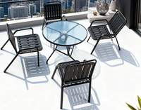 Ensemble de salle à manger d'extérieur moderne et durable de couleur marron avec table ronde en verre ondulé et structure en fer pour meubles de jardin et de terrasse