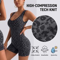 Shorts de yoga et de sport d'extérieur en polyester/nylon, à imprimé léopard, avec découpe ajourée et une seule bretelle spaghetti, pour un confort sans couture et une grande fluidité en mouvement.