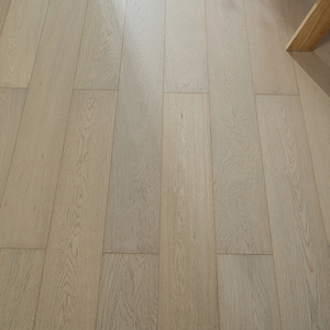 Tablas de madera de nogal multicapa con acabado UV liso, antideslizantes, grado francés ABCD, de 12 mm y 16 mm, con sistema T&G, para pisos de hoteles boutique. - Product Image 2