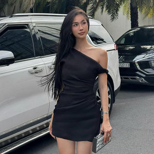Vestido Mini Negro Elegante Francés con un Hombro Descubierto y Fruncido, Vestido Corto Ajustado a la Cintura, Atuendo Chic para Fiesta de Noche para Mujer - Product Image 3