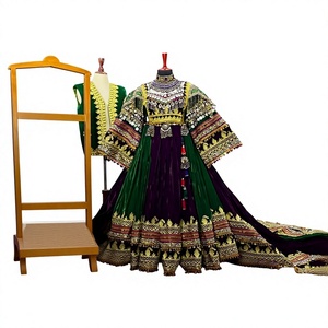 Elegante Vestido Afgano Kuchi de Terciopelo Color Granate Oscuro con Bordado Dorado Lujoso, Manga Murciélago, Largo hasta el Suelo, Estilo Bohemio - Product Image 1