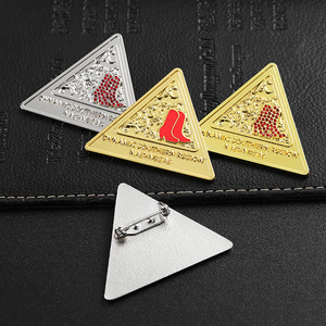 Hot Anstecknadel Custom Die Stamp ing Zink legierung Metallstifte Großhandel 2d 3D Gold Silber Dreieckige Anstecknadel mit Strass - Product Image 2