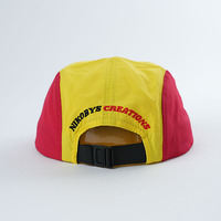 Casquette 5 panneaux en nylon rouge avec logo brodé, idéale pour le sport en extérieur, le camping, la course à pied, imperméable, personnalisable, séchage rapide