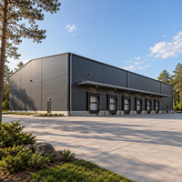 Entrepôt préfabriqué en structure métallique avec plusieurs baies de chargement, auvent, atelier métallique isolé conforme aux normes, bâtiment de stockage et garage