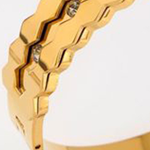 Bracciale a tre strati esagonale in acciaio inossidabile Angelina, placcato oro, gioiello alla moda unisex - Product Image 5